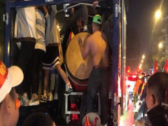 CĐV dùng xe tải chở trống khắp phố Hà Nội gõ mừng cúp vô địch của U22 Việt Nam