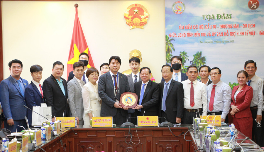Chủ tịch UBND tỉnh Bến Tre -Trần Ngọc Tam (bên phải), tặng biểu trưng 