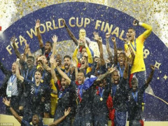 Vô địch World Cup 2018, ĐT Pháp ăn mừng cuồng nhiệt dưới mưa