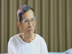 Gần 90 tuổi, NSƯT Trần Hạnh vẫn bán giày, mũ bảo hiểm mưu sinh
