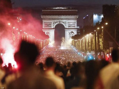 CĐV Pháp ăn mừng vào chung kết, pháo sáng rực Khải Hoàn Môn
