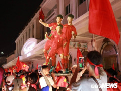 Những cách ăn mừng không giống ai của CĐV khắp 3 miền sau chiến thắng lịch sử của Olympic Việt Nam