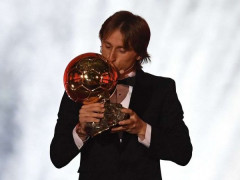 Vượt qua Ronaldo và Griezmann, tiền vệ Luka Modric giành danh hiệu Quả bóng vàng 2018