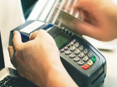 Rút tiền mặt từ thẻ tín dụng qua máy POS: Phạm pháp và nhiều rủi ro