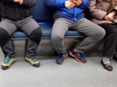 Trung Quốc: Ngồi dạng chân trên tàu xe sẽ bị trừ điểm tín dụng xã hội