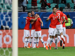 Sao MU tiếp tục ghi bàn đưa Chile vào tứ kết Copa America