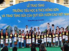 Chủ tịch Quốc hội Nguyễn Thị Kim Ngân trao tặng trường TH và THCS Đồng Sơn và tặng sữa cho học  sinh