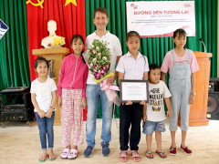 Tập thể Home Credit Việt Nam chung tay trao học bổng và tặng quà cho học sinh Đắk Lắk