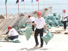 500 mét bãi biển ở Đà Nẵng được dọn sạch rác nhựa