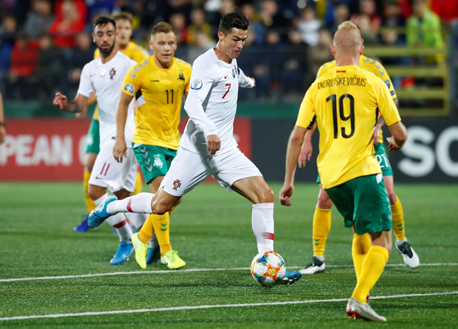 Ronaldo ghi 4 bàn, Bồ Đào Nha thắng đậm ở vòng loại Euro 2020