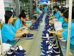 Giày Việt tìm hướng đi trên sân nhà