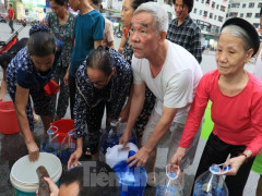 Khủng hoảng nước sạch tại Hà Nội: Khổ như 'thời bao cấp'