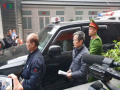 Hình ảnh 2 cựu bộ trưởng Nguyễn Bắc Son, Trương Minh Tuấn đến tòa