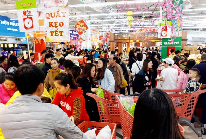 Thị trường những ngày cận Tết: Chen chân siêu thị, hội chợ