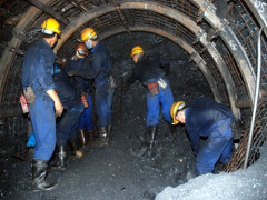 Thợ mỏ vững vàng vượt khó