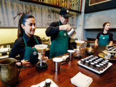 Giới startup đón 'cú sốc' mới: Chuỗi cà phê ‘nổ’ sắp vượt Starbucks, ngụy tạo tới 40% doanh thu 2019
