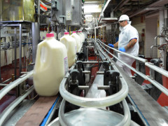 Nhà máy sữa Driftwood của Vinamilk tại Mỹ chung tay hưởng ứng chiến dịch hỗ trợ cộng đồng