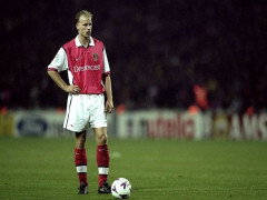 Dennis Bergkamp - nhà vô địch bất bại của Wenger