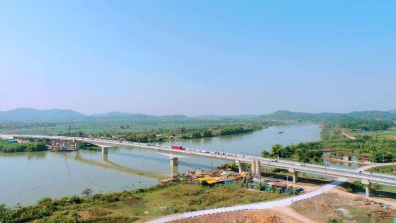 Cầu Triều vượt sông Kinh Thầy có chiều dài 749,05m, có mặt đường rộng 11m, tốc độ phương tiện 80 km/giờ; mặt cầu rộng 12m, khổ thông thuyền 9,5m, gồm 2 làn xe cơ giới, 2 làn xe thô sơ.