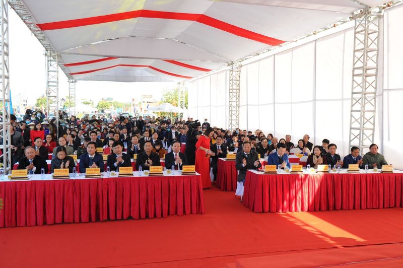 Đến dự lễ thông xe cầu Triều có các lãnh đạo tỉnh Quảng Ninh và Hải Dương và đông đảo nhân dân hai địa phương tham dự.