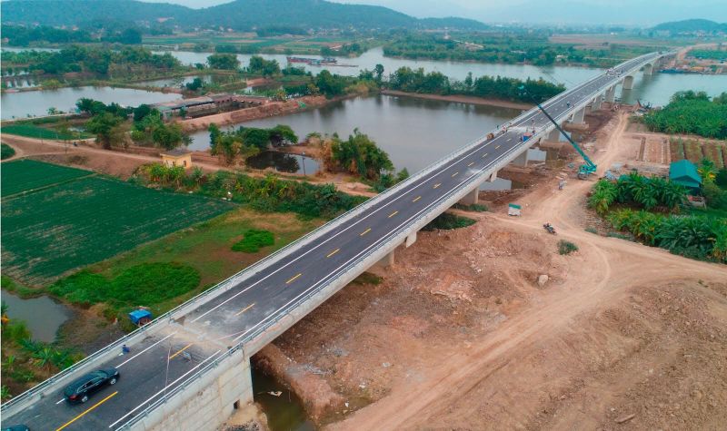 Công trình xây dựng Cầu Triều và đường dẫn lối quốc lộ 18 với đường tỉnh 389 với tổng mức đầu tư hơn 400 tỷ đồng. Đây là công trình hình thành tuyến giao thông liên kết vùng, tạo điều kiện thuận lợi cho giao thông đi lại, phát triển kinh tế giữa 2 tỉnh Quảng Ninh - Hải Dương