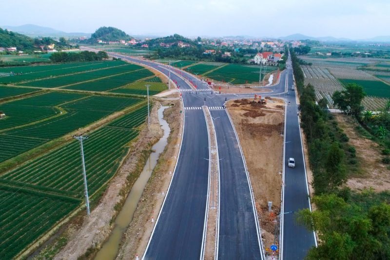 Tuyến đường liên kết giữa cầu Triều phía Quảng Ninh dài 2,2km. Điểm đầu của tuyến đường lý trình xác định từ phường Hồng Phong, thị xã Đông Triều và điểm cuối đến xã Thất Hùng, thị xã Kinh Môn.