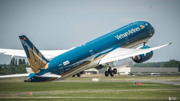 Máy bay của Hãng hàng không Vietnam Airlines cất cánh trên Sân bay quốc tế Nội Bài