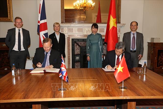 Đại sứ Việt Nam Trần Ngọc An và Đại sứ Vương quốc Anh Gareth Edward Ward ký Hiệp định Thương mại tự do Việt Nam - Vương quốc Anh