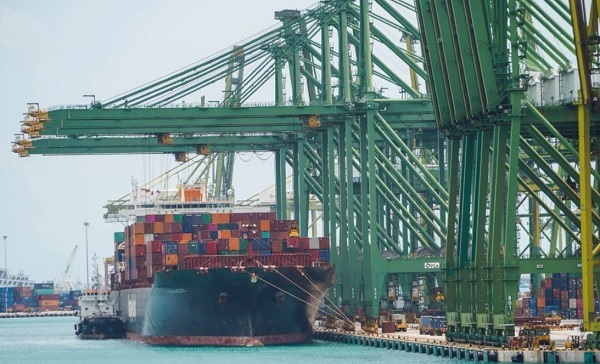 Đại dịch Covid-19 làm thay đổi cán cân xuất nhập khẩu khiến tình trạng thiếu hụt container trở nên phức tạp hơn