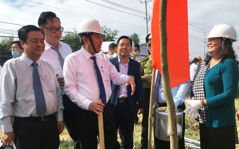 Phó Thủ tướng Thường trực Chính phủ Trương Hòa Bình cùng các lãnh đạo chính quyền địa phương đã tiến hành nghi thức trồng cây trên các tuyến đường