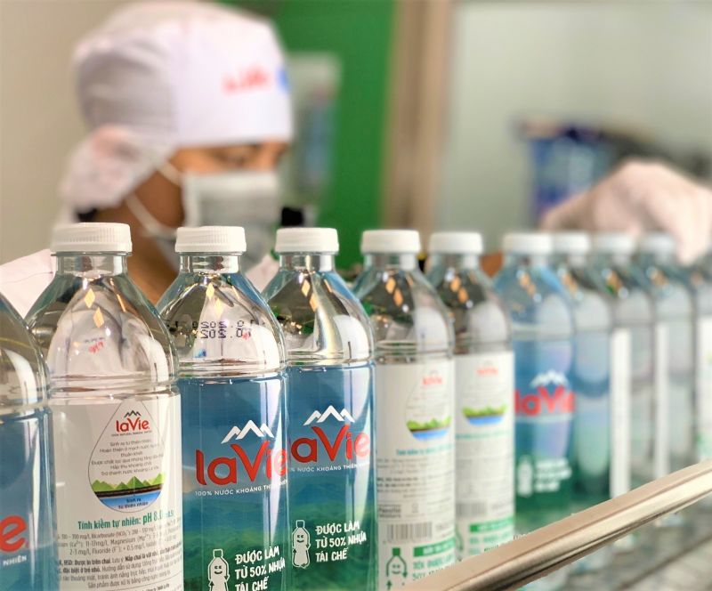 La Vie là hãng nước khoáng đầu tiên tại Việt Nam ra mắt sản phẩm sử dụng chai được làm từ nhựa tái chế dùng cho ngành thực phẩm