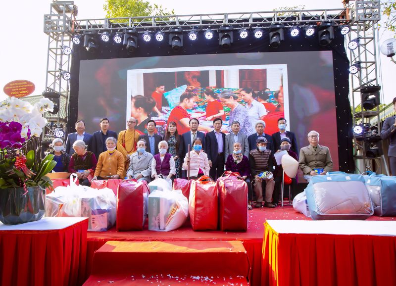 Vợ chồng doanh nhần Trần Thị Minh Hiền tặng 1.000 phần quà cho người dân huyện Bình Giang, tỉnh Hải Dương trong Lễ “ Trao yêu thương 2021”.