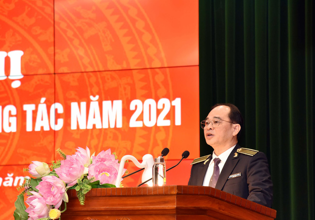 Phó Tổng Kiểm toán Nhà nước Nguyễn Quang Thành trình bày Báo cáo tại Hội nghị.