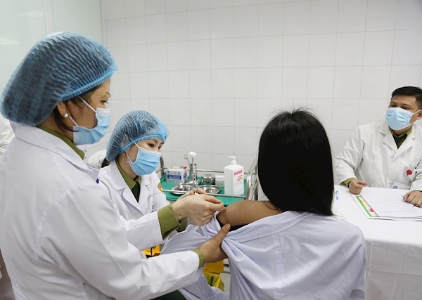 Ngày 26/12, 3 tình nguyện viên đầu tiên đã được tiêm thử nghiệm vaccine ngừa COVID-19 Nano Covax nhóm liều 50 mcg. Đây là vaccine ngừa COVID-19 nhóm liều 50 mcg đầu tiên của Việt Nam được đưa vào tiêm thử nghiệm lâm sàng trên người. Việc tiêm thử nghiệm do Học viện Quân y (Bộ Quốc phòng) tiến hành