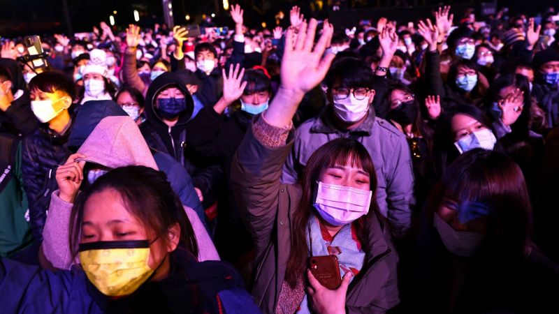 Những người Đài Loan đeo mặt nạ đã có thể tham gia lễ mừng năm mới khi hòn đảo này ngăn chặn virus coronavirus bằng các cuộc kiểm tra nghiêm ngặt. © Reuters