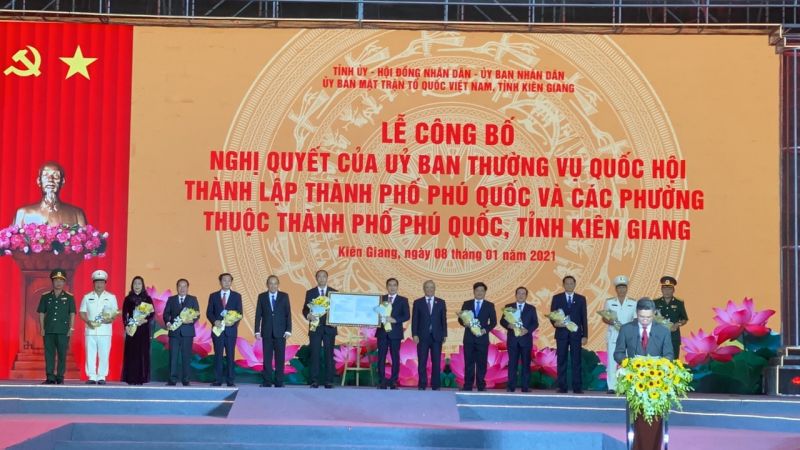 Lãnh đạo tỉnh Kiên Giang và TP Phú Quốc nhận quyết định thành lập TP Phú Quốc và các phường trực thuộc