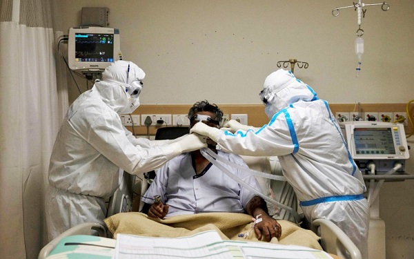 Các y - bác sĩ  Indonesia chăm sóc bệnh nhân nhiễm  Covid-19