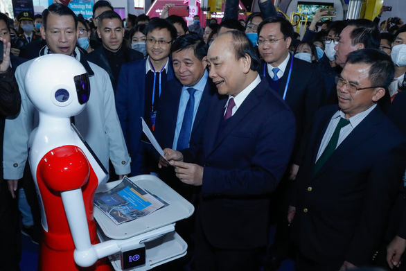 Thủ tướng tham quan Triển lãm quốc tế đổi mới sáng tạo Việt Nam 2021. Ảnh: B.N
