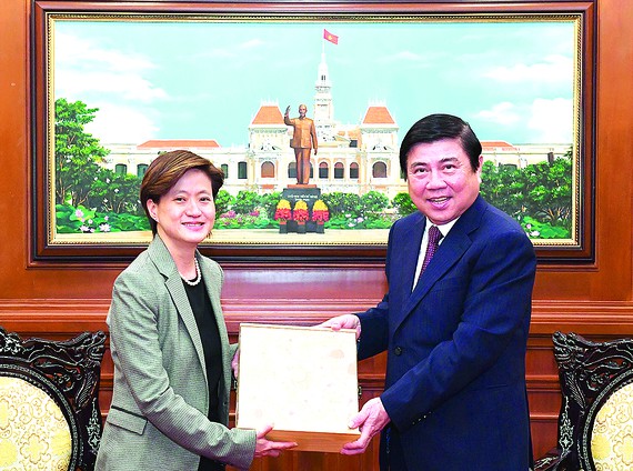 Chủ tịch Nguyễn Thành Phong tặng quà lưu niệm bà Catherine Wong - Đại sứ Đặc mệnh toàn quyền Singapore tại Việt Nam