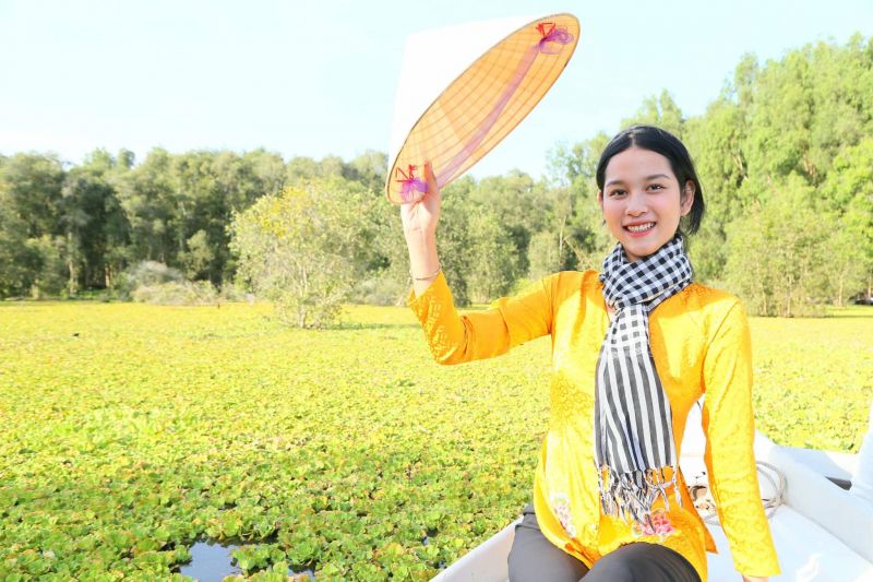 Tường Vy - Người đẹp áo dài Việt Nam 2020 thích thú khi “check in” tại Rừng Tràm đẹp nhất Việt Nam
