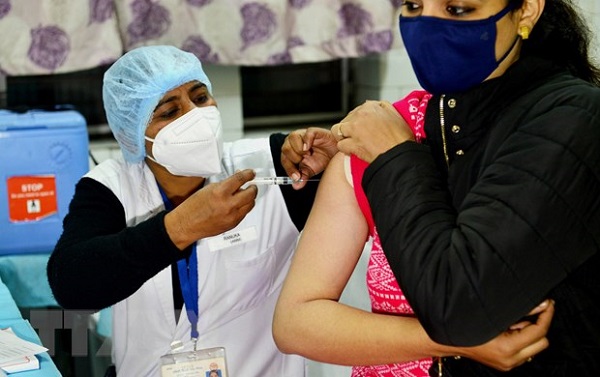 Tổng thống Indonesia Joko Widodo đã đưa ra thông báo rằng chính quyền sẽ cung cấp miễn phí vắc xin ngừa Covid-19 cho người dân