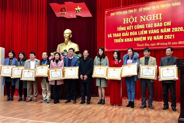 Văn phòng đại điện Tạp chí Doanh nghiệp và Hội nhập tại Thanh Hoá được Chủ tịch UBND tỉnh tặng Bằng khen