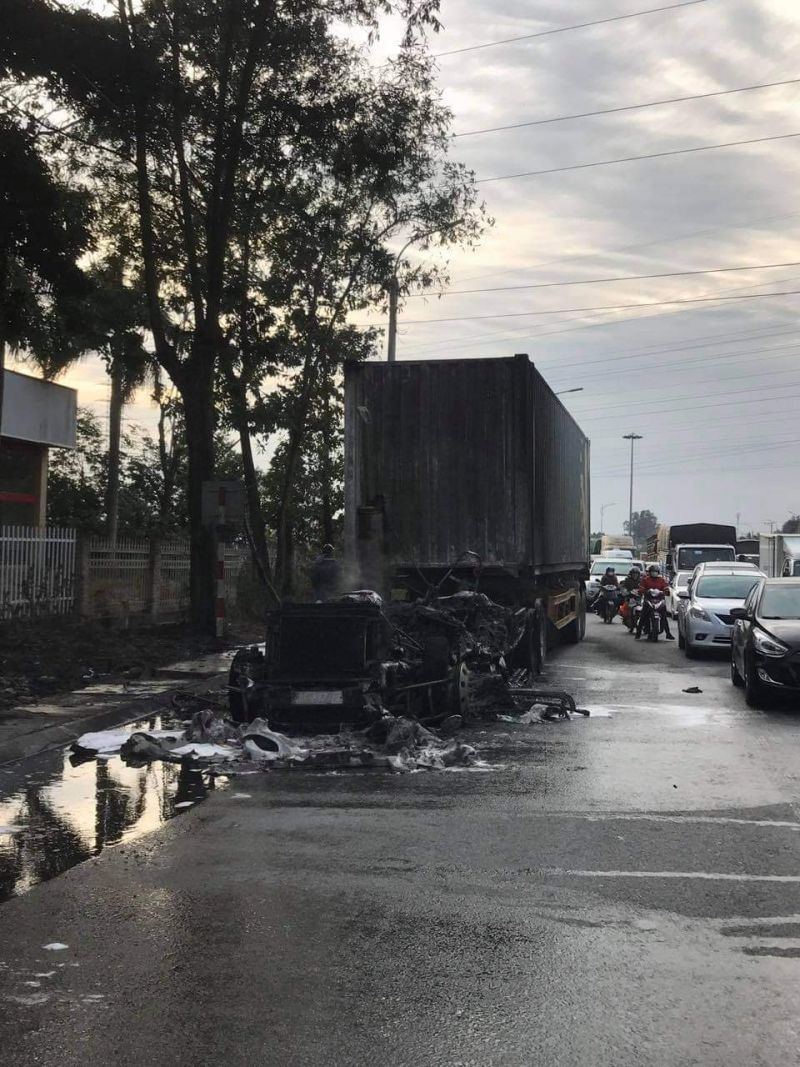Chiếc xe container bất ngờ bốc cháy trên quốc lộ 18