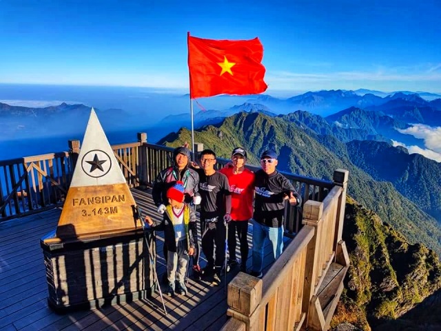 Nguyễn Tùng Sơn cùng đội nhóm chinh phục đỉnh Fanxipan