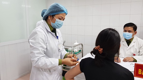 Tiêm mũi 2  vắc-xin NanoCovax  liều 25mcg cho người tình nguyện sáng ngày 14/1