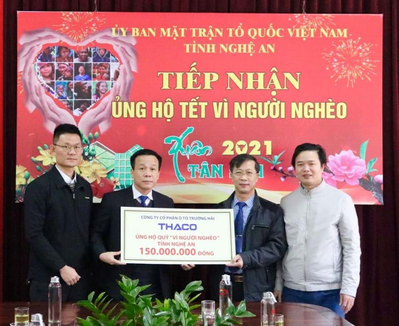 Đại diện Thaco trao bảng tượng trưng số tiền 150 triệu đồng ủng hộ Quỹ Vì người nghèo tỉnh Nghệ An