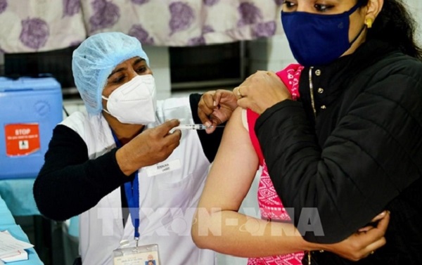 Nhân viên y tế tiêm vaccine ngừa Covid-19 trong chương trình tập huấn tiêm chủng tại New Delhi, Ấn Độ