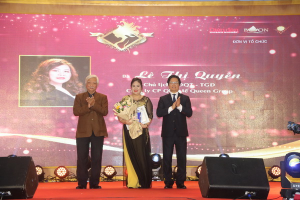 Chủ tịch Phòng Thương mại và Công nghiệp Việt Nam Vũ Tiến Lộc và Nhà Sử học Dương Trung Quốc trao Danh hiệu “Nữ doanh nhân ấn tượng” tặng nữ doanh nhân Lê Thị Quyên