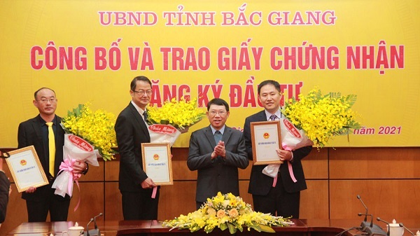 Chủ tịch UBND tỉnh Lê Ánh Dương trao giấy chứng nhận đăng ký đầu tư và tặng hoa chúc mừng các tập đoàn, doanh nghiệp