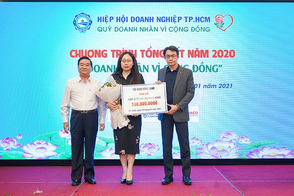 Bà Phạm Thị Trang – Giám đốc Truyền thông Tập đoàn Hưng Thịnh trao tặng 200 triệu đồng cho Quỹ Doanh nhân vì cộng đồng
để thực hiện chương trình “Chăm lo Tết cho người nghèo nhân dịp Xuân Tân Sửu 2021”